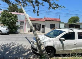 Camión recolector poste en Monterrey