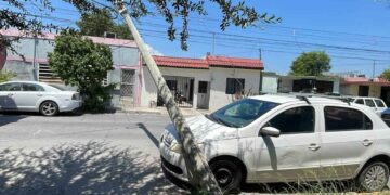 Camión recolector poste en Monterrey