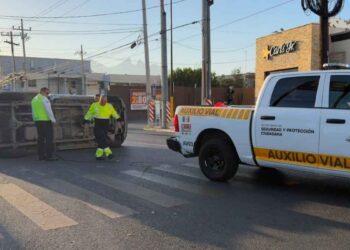 Camioneta volcada choque Monterrey