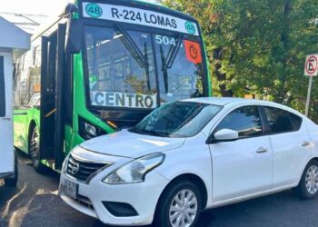 Colisión camión automóvil en Monterrey