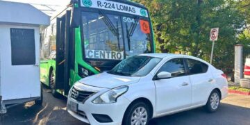 Colisión camión automóvil en Monterrey