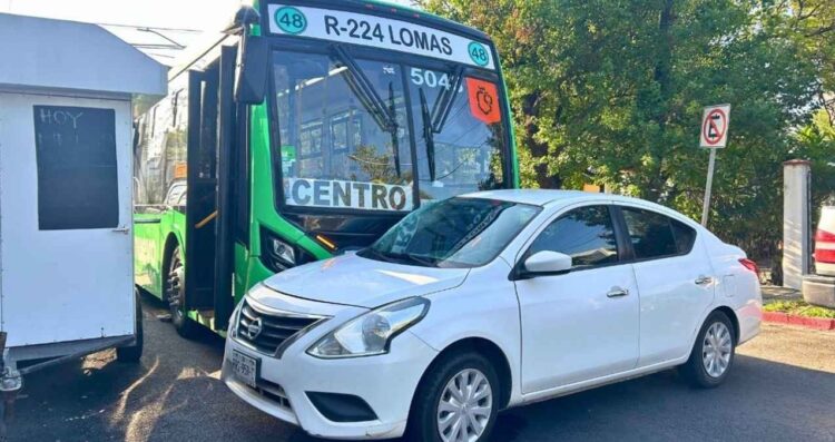 Colisión camión automóvil en Monterrey