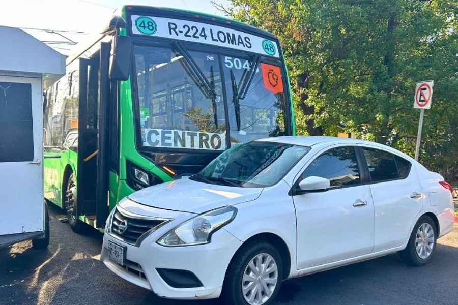 Colisión camión automóvil en Monterrey