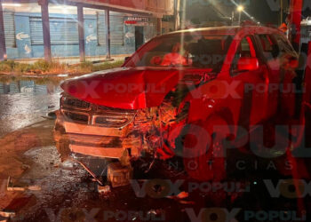 Conductor destroza su camioneta tras chocar contra riel de metal en Altamira, Tamaulipas