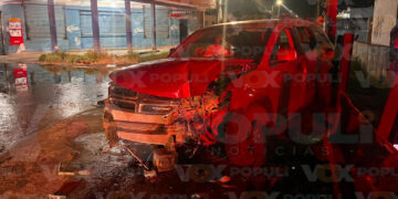 Conductor destroza su camioneta tras chocar contra riel de metal en Altamira, Tamaulipas