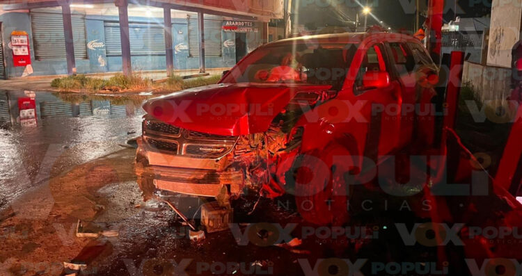 Conductor destroza su camioneta tras chocar contra riel de metal en Altamira, Tamaulipas