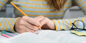 Estudiar una carrera sin abandonar el trabajo: qué modalidad puede funcionar mejor