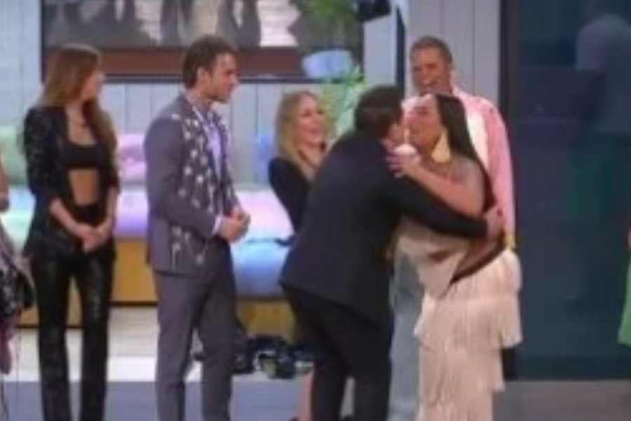 Ernesto Laguardia beso Karina