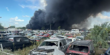 Fuerte incendio consume vehículos en corralón de Grúas Mora en Reynosa, Tamaulipas