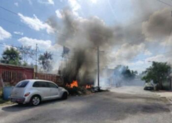 Incendio poste eléctrico en Matamoros (1)