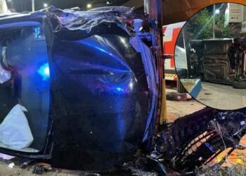 Joven vuelca en el Centro de Monterrey