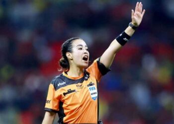 Katia recibe balonazo Paulo
