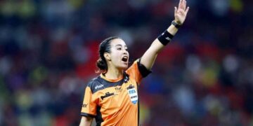 Katia recibe balonazo Paulo