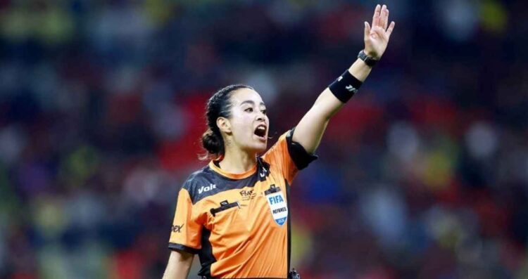 Katia recibe balonazo Paulo