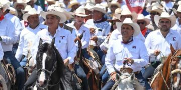 'Lalo' Gattás cabalgata Victoria