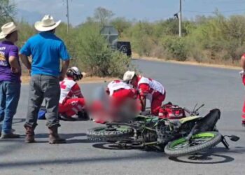 Motociclista camioneta en Montemorelos