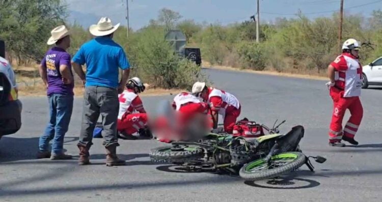 Motociclista camioneta en Montemorelos