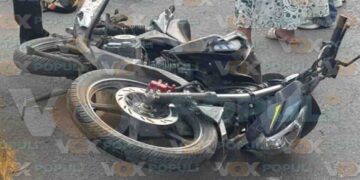 Motociclista lesionada automóvil en Victoria