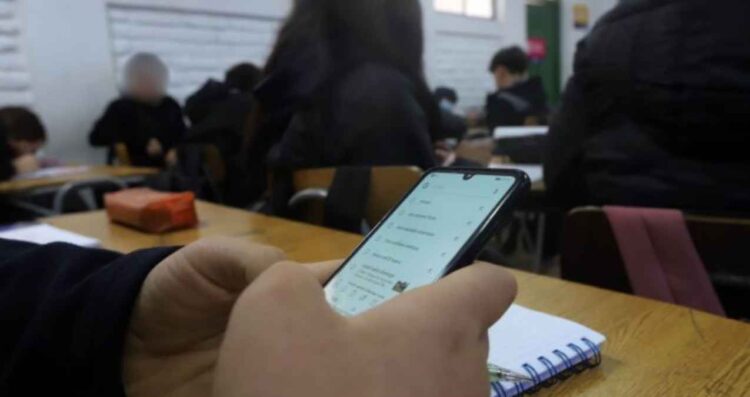 SEP uso excesivo de celulares en estudiantes