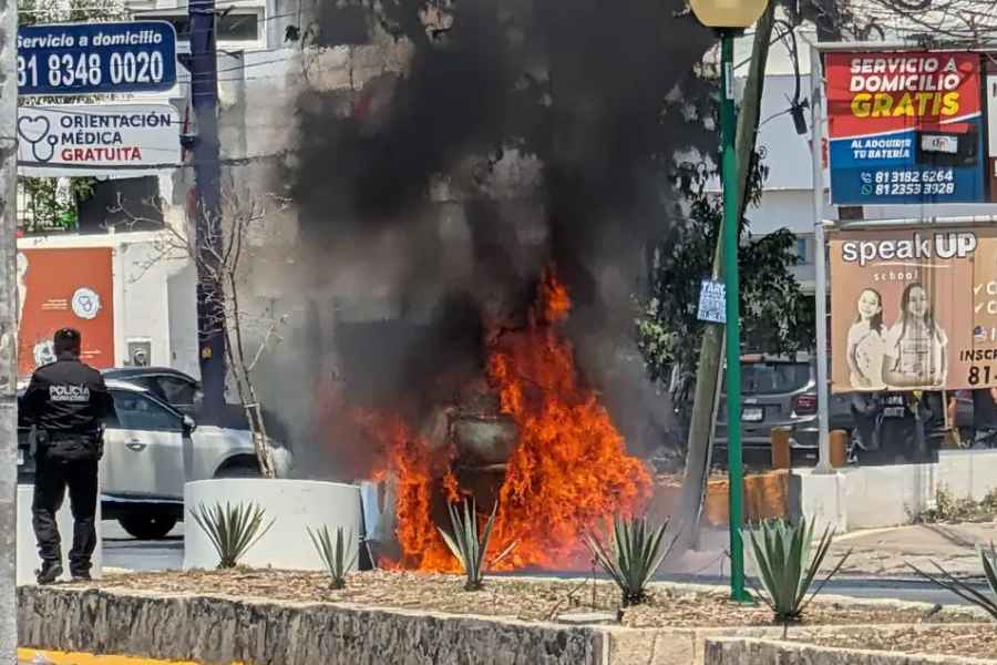 Taxi incendiarse en Avenida en Monterrey