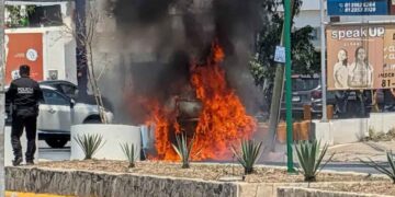 Taxi incendiarse en Avenida en Monterrey