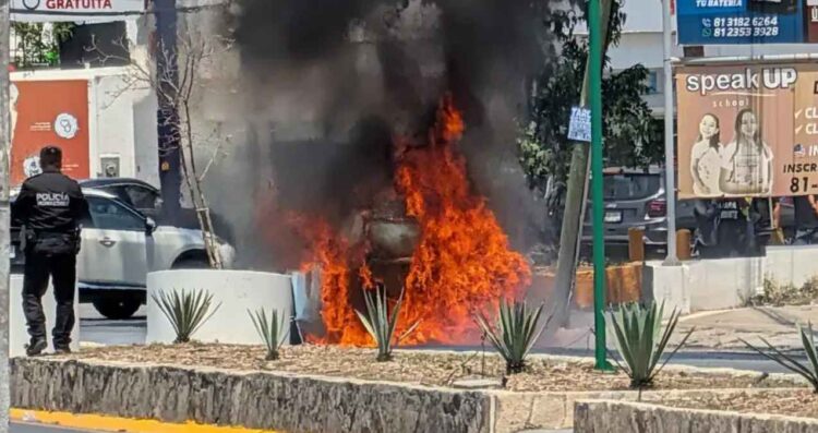 Taxi incendiarse en Avenida en Monterrey