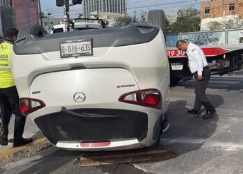 Vehículo Mazda volcado chocar Monterrey