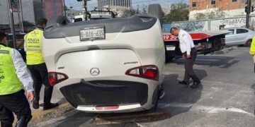 Vehículo Mazda volcado chocar Monterrey