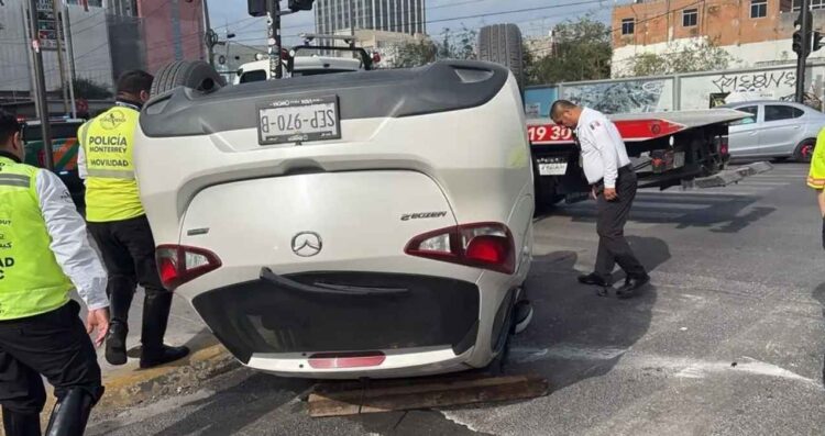 Vehículo Mazda volcado chocar Monterrey