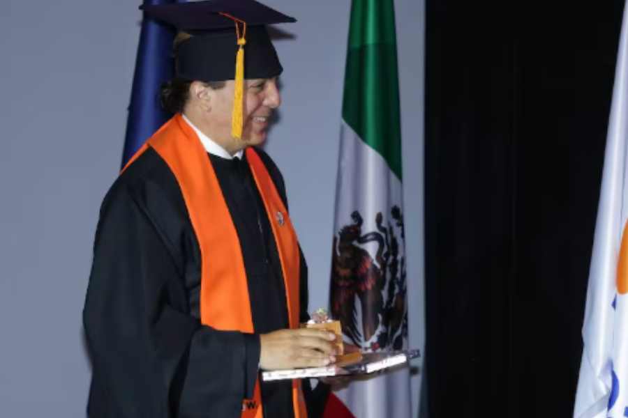 Verónica Castro graduación de su hijo