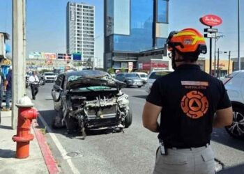 Volcadura avenida Garza Sada en Monterrey