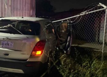 choca negocio de venta de vehículos en Guadalupe