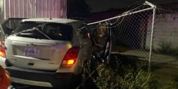 choca negocio de venta de vehículos en Guadalupe