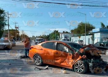 Choque entre transporte de personal y automóvil deja tres heridos y daños en Reynosa, Tamaulipas