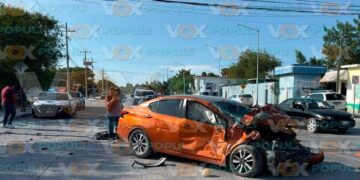 Choque entre transporte de personal y automóvil deja tres heridos y daños en Reynosa, Tamaulipas