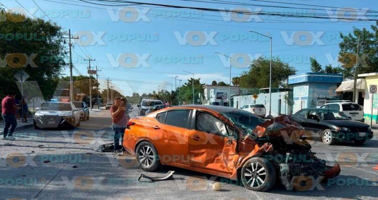 Choque entre transporte de personal y automóvil deja tres heridos y daños en Reynosa, Tamaulipas