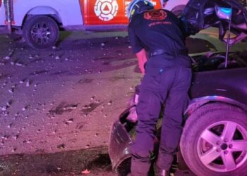 joven automovil poste Monterrey