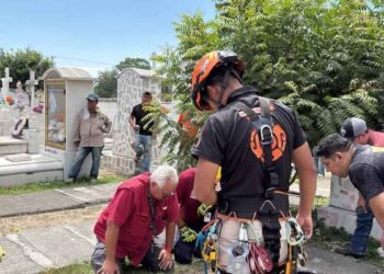 lesionada tumba en panteón de Escobedo