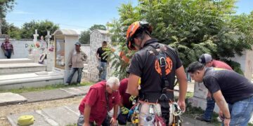 lesionada tumba en panteón de Escobedo