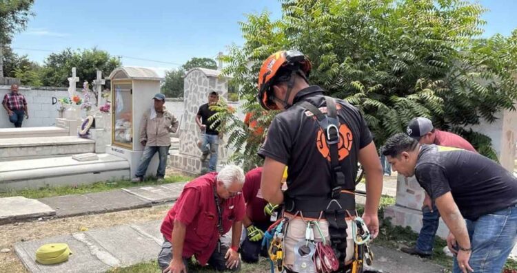lesionada tumba en panteón de Escobedo