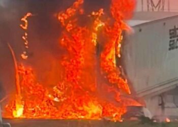 Tráiler termina en llamas sobre Libramiento Noreste en Escobedo, Nuevo León