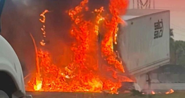 Tráiler termina en llamas sobre Libramiento Noreste en Escobedo, Nuevo León