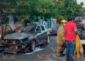Auto termina calcinado tras incendio provocado por falla eléctrica en Cd. Victoria, Tamaulipas