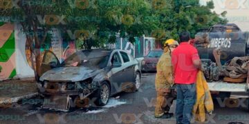 Auto termina calcinado tras incendio provocado por falla eléctrica en Cd. Victoria, Tamaulipas