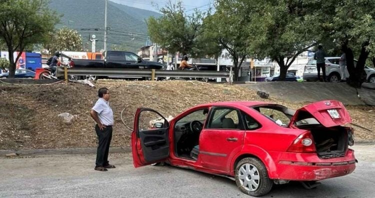 volcadura en avenida Eloy Cavazos