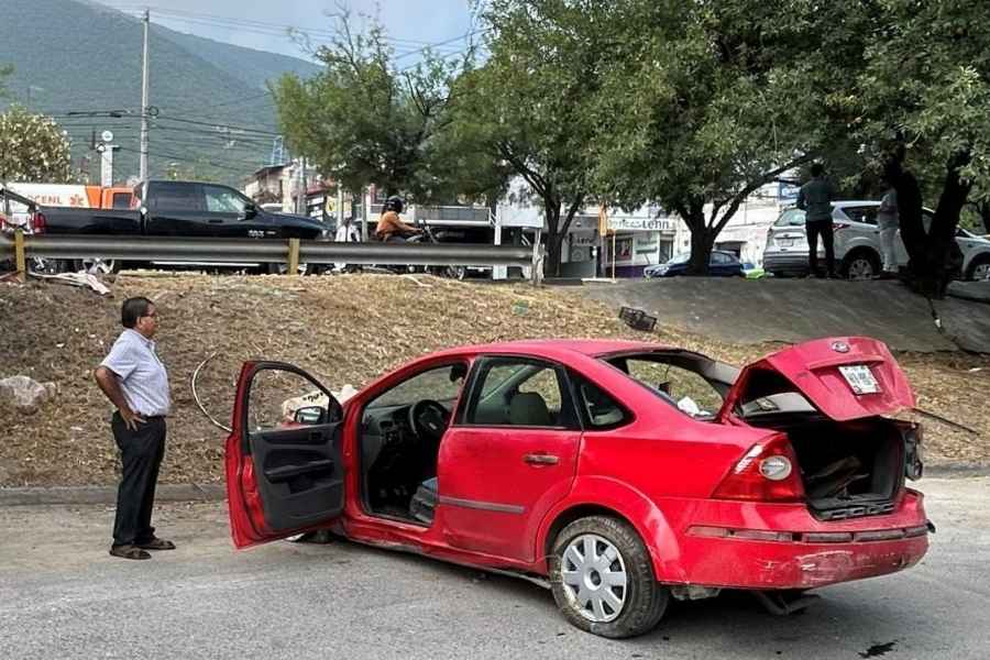 volcadura en avenida Eloy Cavazos 