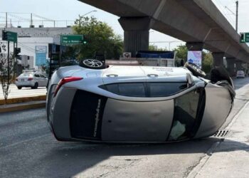 Automovilista aparatosa volcadura en Monterrey