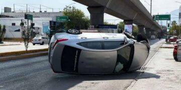 Automovilista aparatosa volcadura en Monterrey