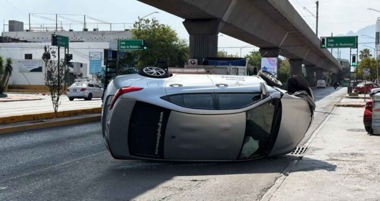 Automovilista aparatosa volcadura en Monterrey