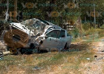 Camioneta GMC volcadura en Carretera Ribereña